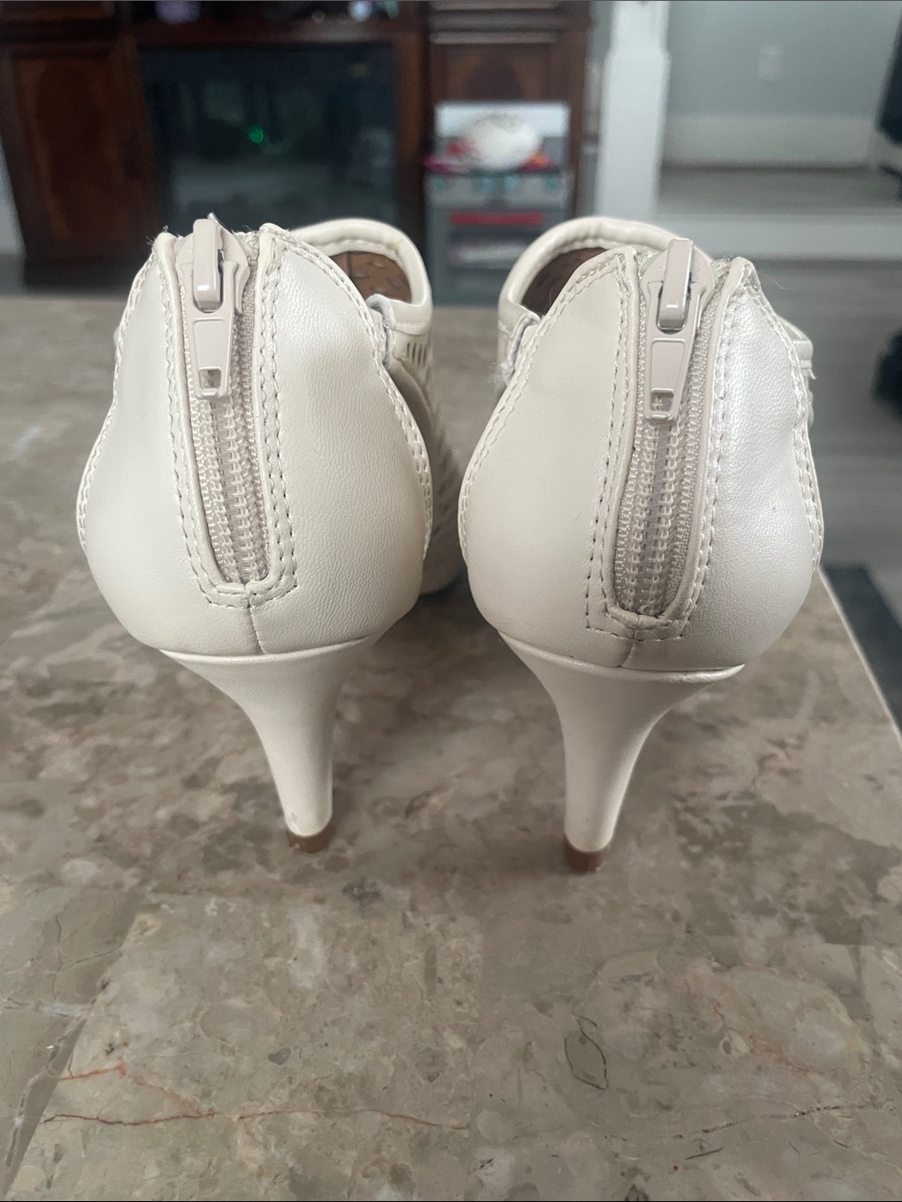 Women's cream Size 6.5 M Perforated Peep-Toe heels!  Great for summer! Worn once - Picture 3 of 4